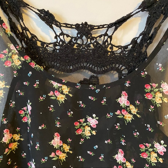 Iris Basic floral crochet lace sleeveless tank blouse - Large - Picture 5 of 13